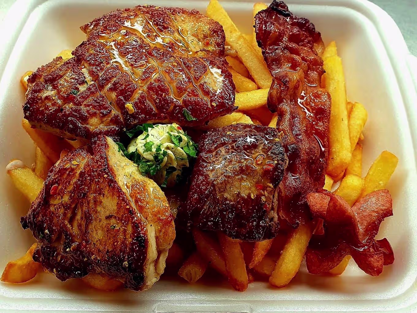 Mixed Grill mit Pommes Frites