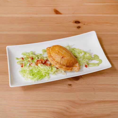 Empanada mit Salat