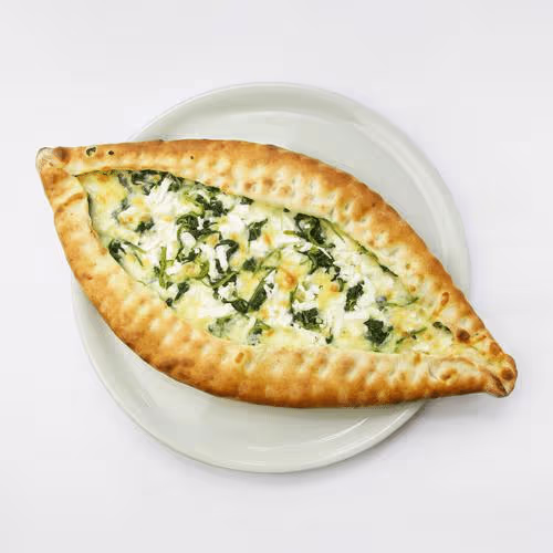 Pide mit Spinat und Schafskäse (vegetarisch)