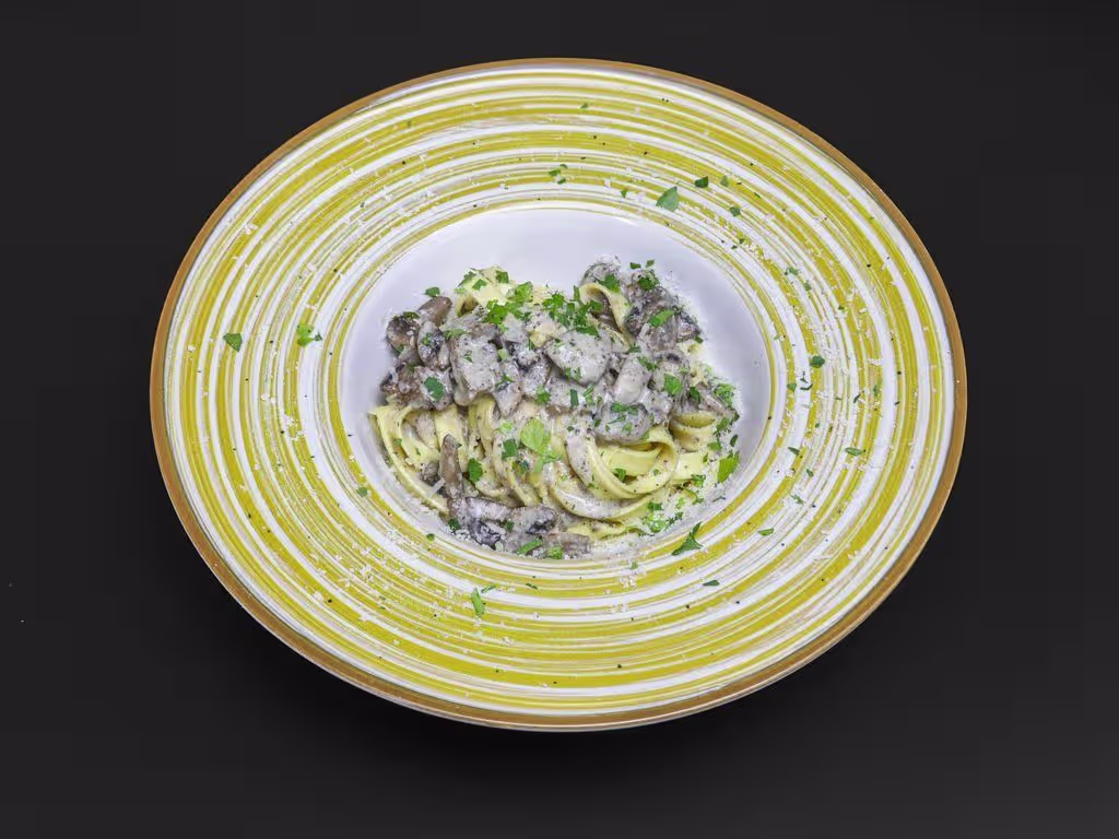 Tagliatelle con funghi e crema di tartufo nero