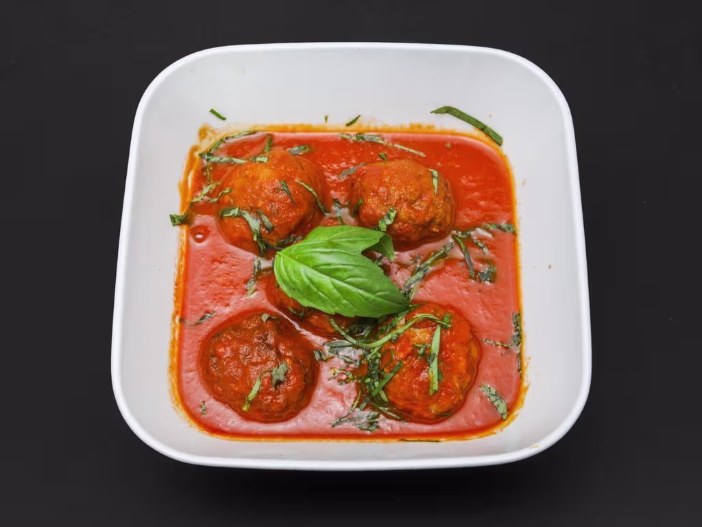 Le polpette di Nonna Pina servite con pane della casa