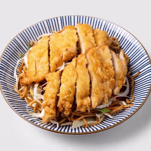 Nudelbox mit knusprigem Huhn
