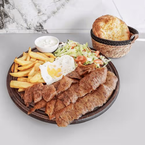 Kalb Kebap Teller mit Spiegelei