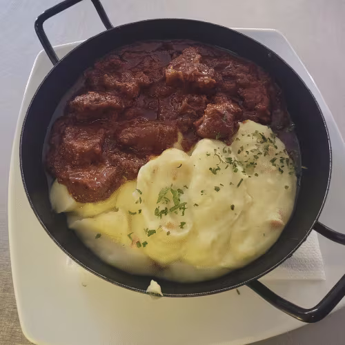 Gulas sa pireom - Gulasch mit Püree