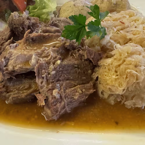 Schweinsbraten mit Kraut und Knödel