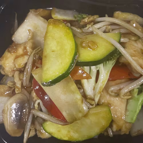 Hühnerfleisch mit Wok Gemüse