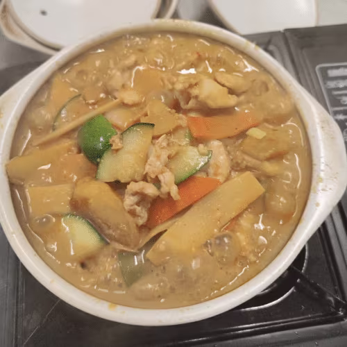 Huhn mit Kartoffeln in roter Thai-Curry-Paste (scharf)
