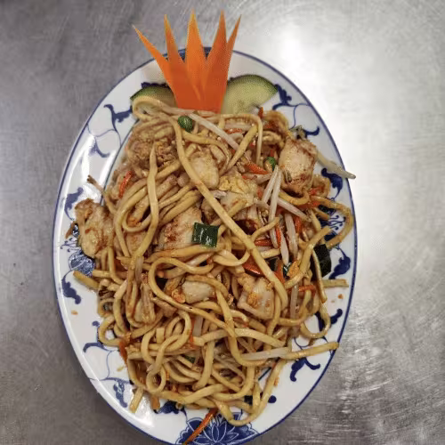 Gebratene Nudeln mit Hühnerfleisch