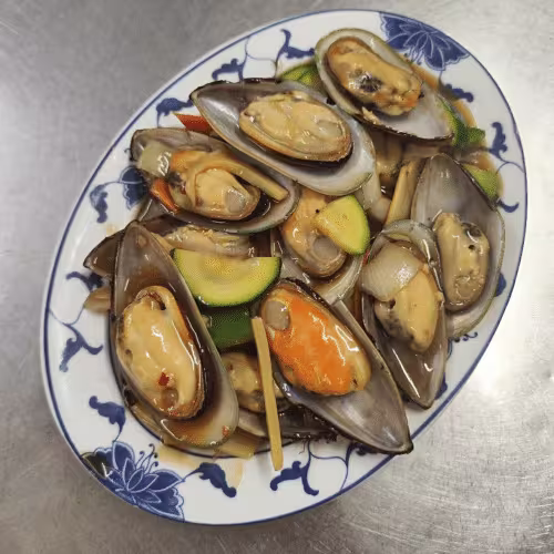 Gebraten Muscheln mit Gemüse