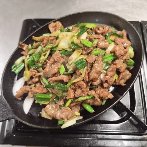 Gezischtes Rindfleisch mit Jungzwiebeln