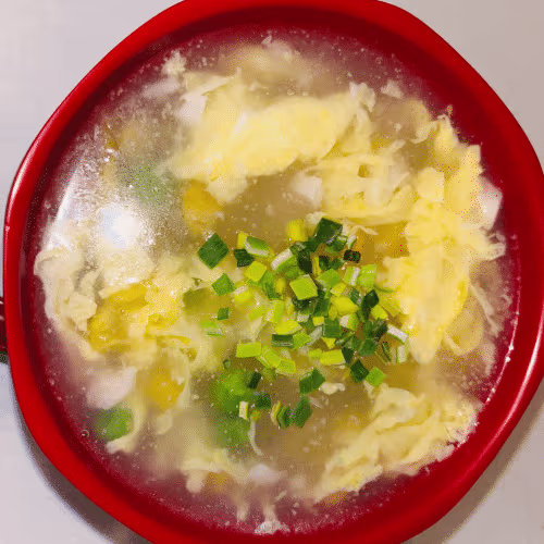Hühnersuppe mit Mais und Eiern
