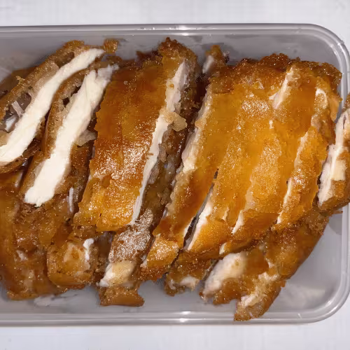 Knuspriges Huhn mit gebackenem gemüse und Knoblauchsauce
