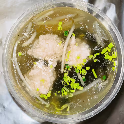 Glasnudelsuppe mit Fleischbällchen
