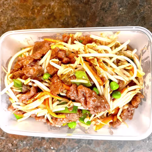 Rindfleisch mit Sojasprossen gebraten