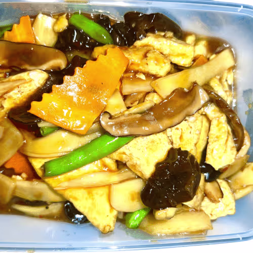 Tofu mit Bambus und Pilzen