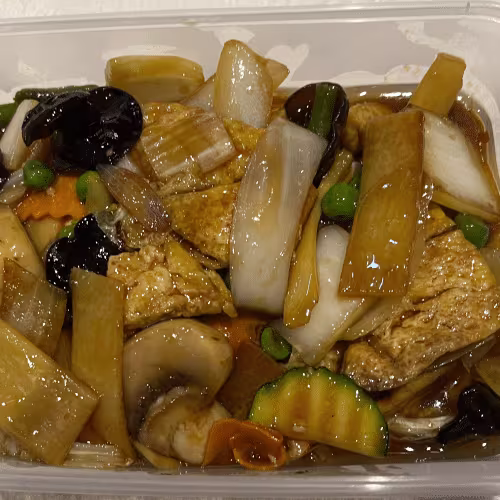 Tofu mit Gemüse und Sojasauce
