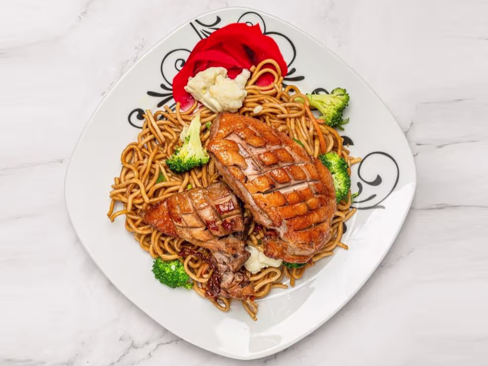 Ente mit gebratenen Nudeln