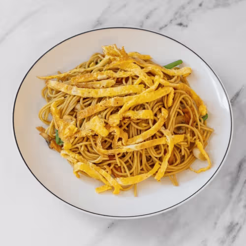 Gebratene Nudeln mit Ei und Gemüse (vegetarisch)