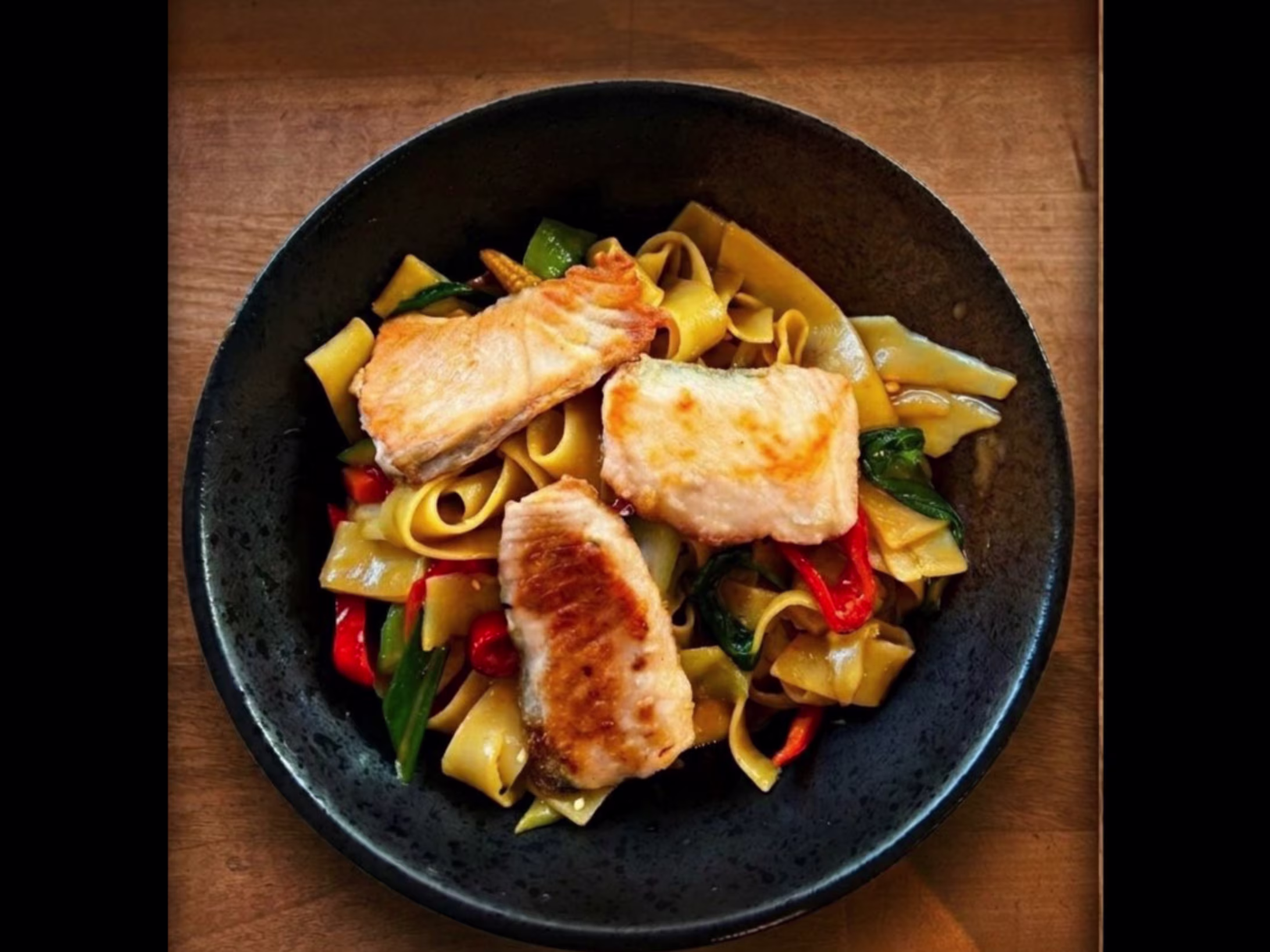 Parppadelle mit Lachs im gelben Curry
