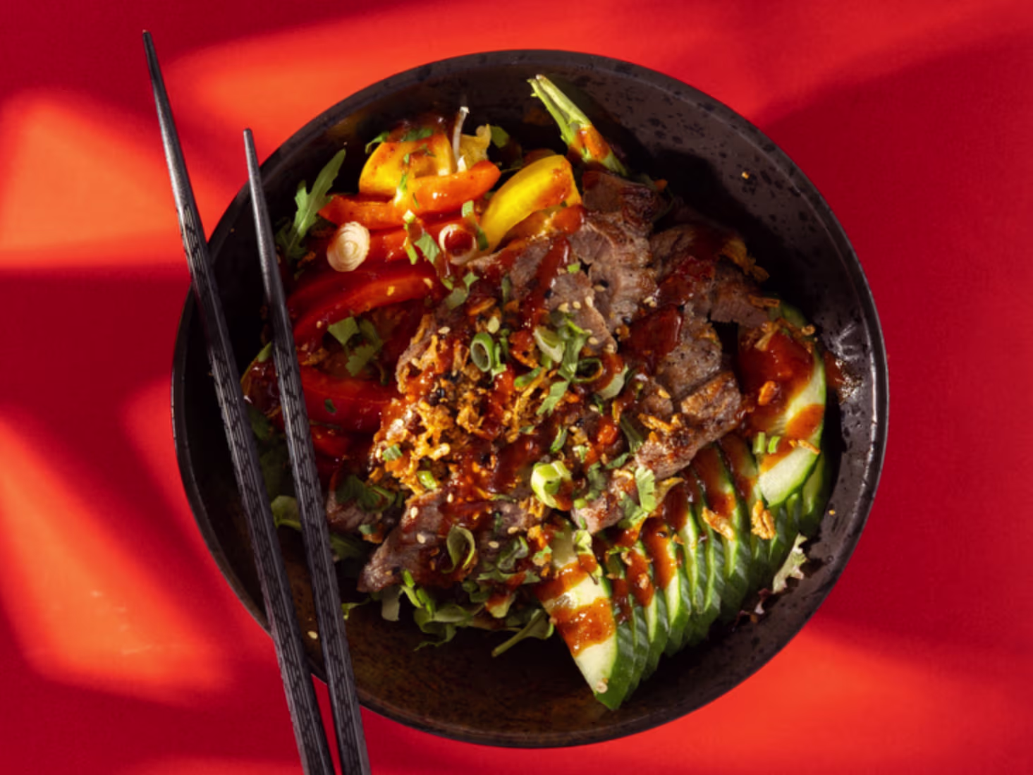 Salatschale mit Thaibeef und Chilidressing