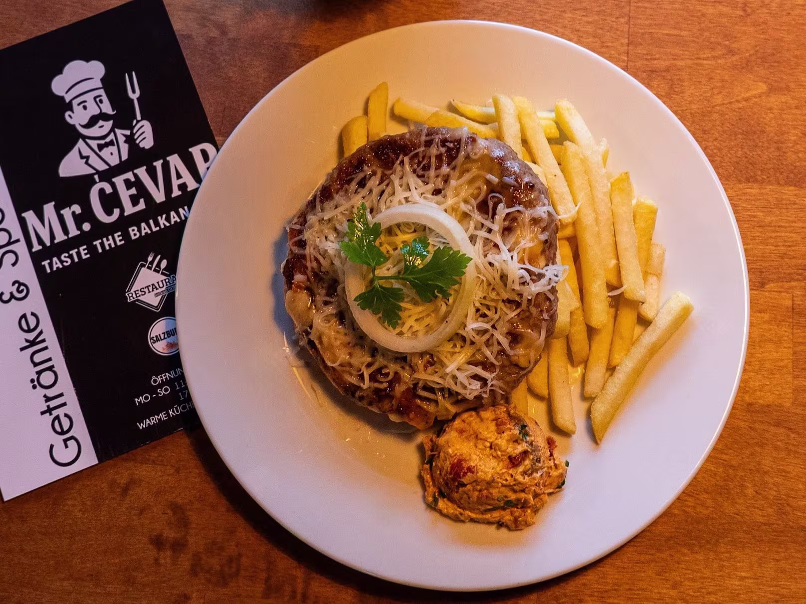 Gurmanska pljeskavica mit Pommes 300g