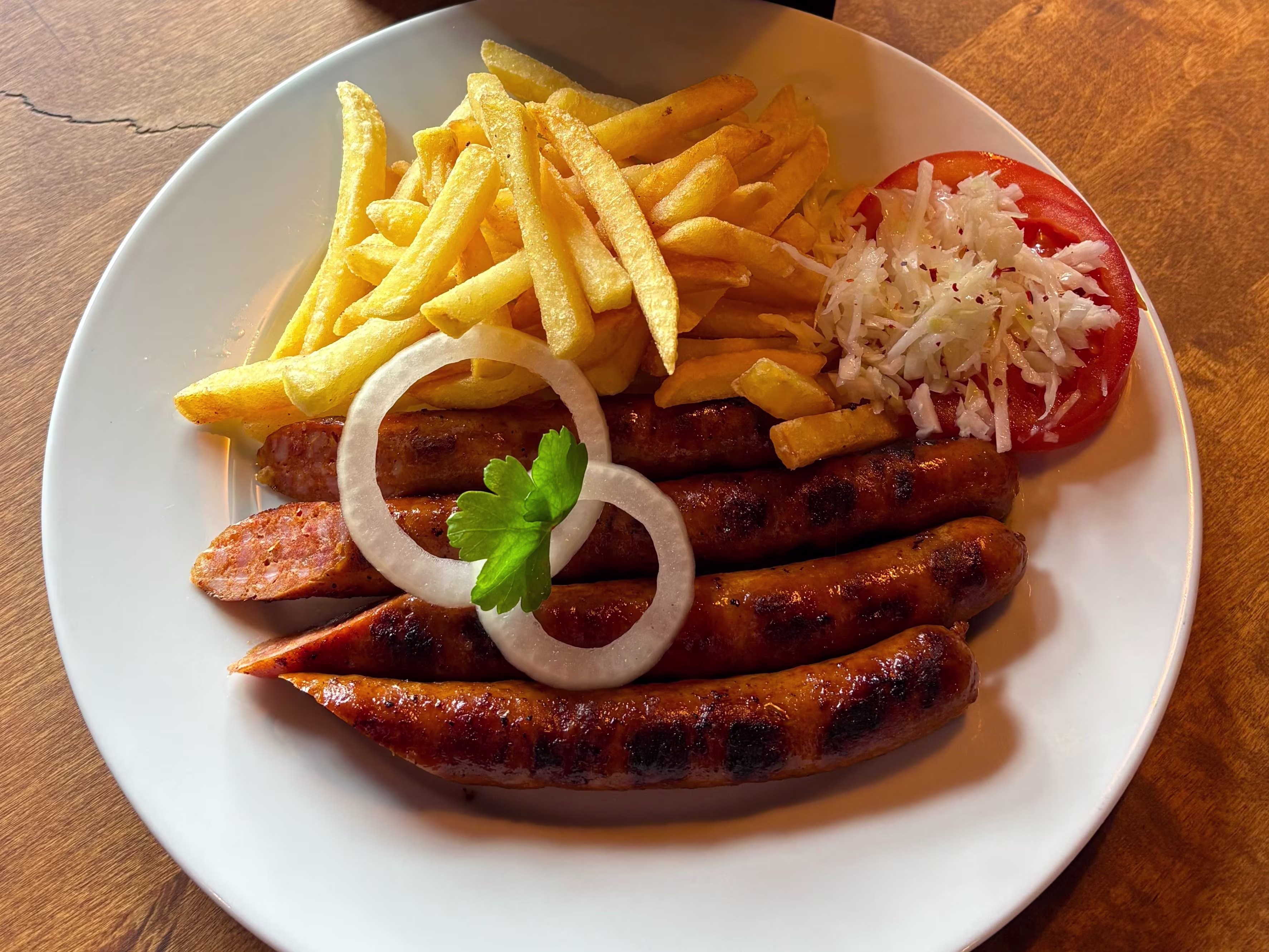 Grillwurst mit Pommes