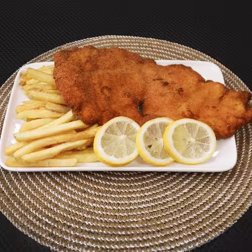 Schnitzel vom Huhn mit Sweet Pommes Frites
