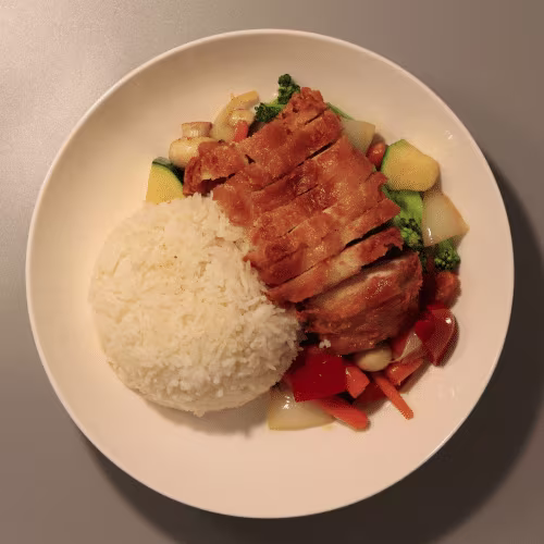 Knuspriges Hühnerfleisch mit Wok Gemüse