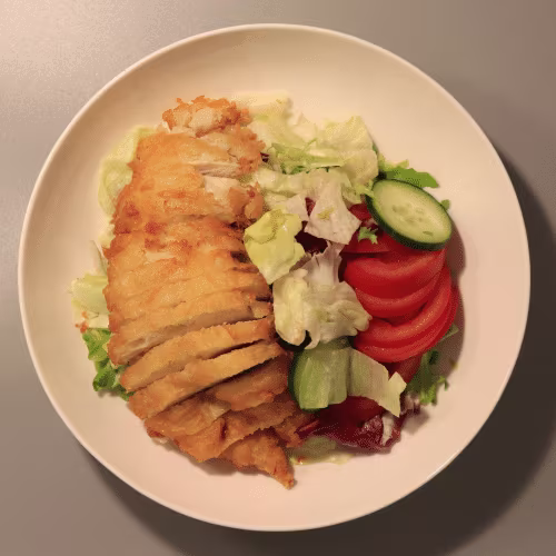 Salat mit knusprigem Hühnerfleisch