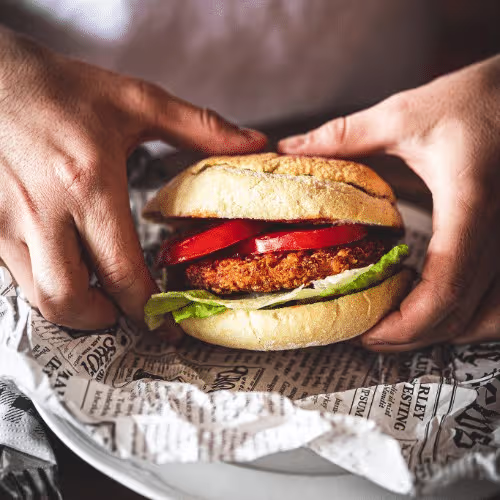 Knuspriger "Chik'n" Burger mit Pommes frites