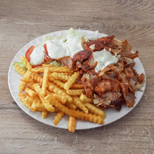 Döner-Teller mit Pommes frites, Salat und Sauce