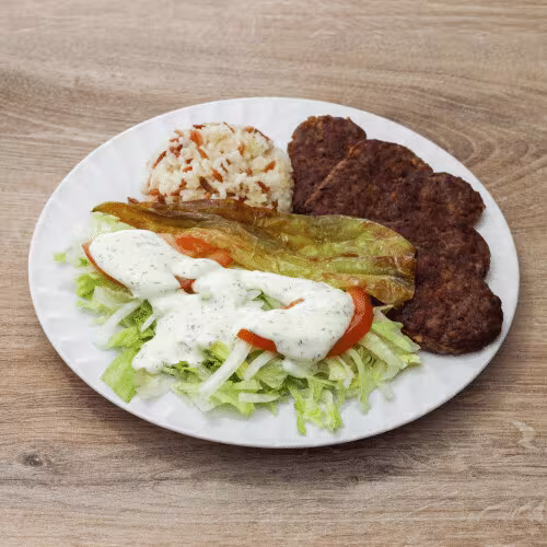 Köfteteller mit Pommes frites