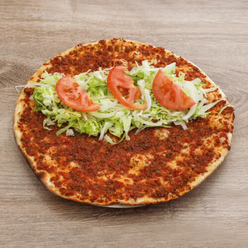 Lahmacun mit Salat