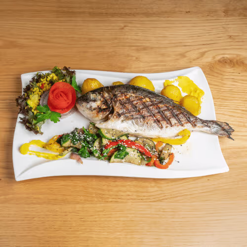 Gegrillte ganze Goldbrasse