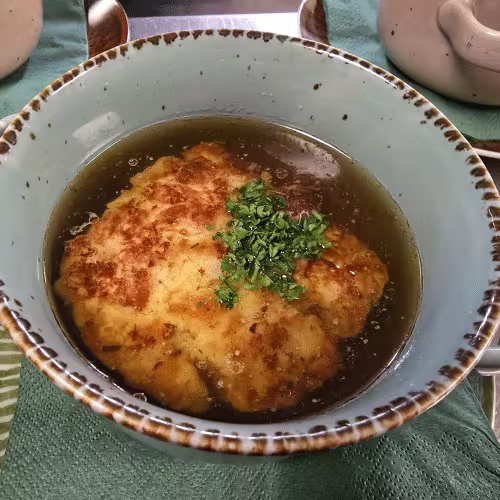 Hausgemachte Kaspressknödelsuppe
