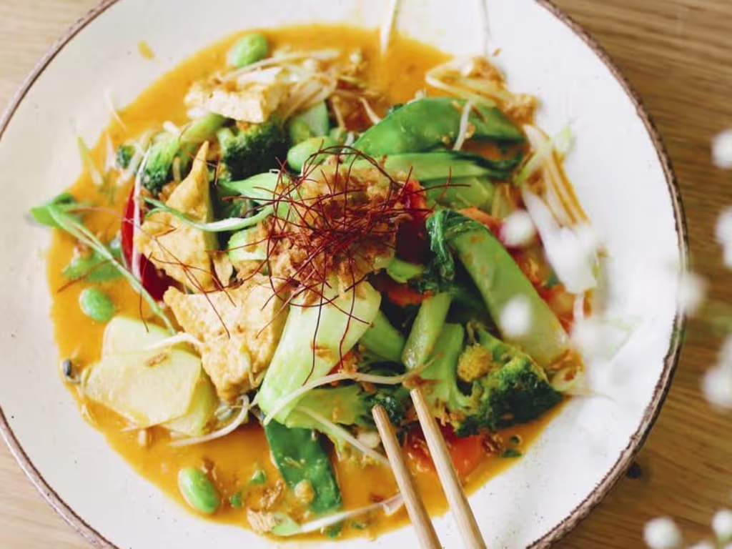 Thai Curry mit Gemüse, Reis und Zutat nach Wahl