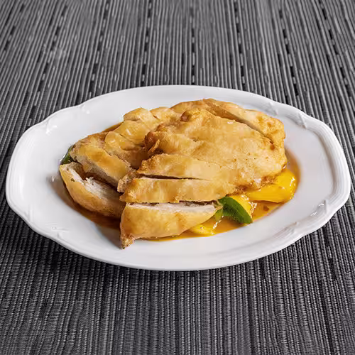 Knuspriges Huhn auf frischer Mango (scharf)