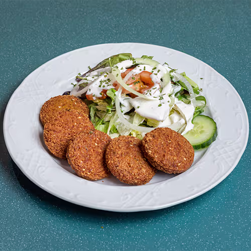 Falafel Teller mit Salat und Joghurtsauce