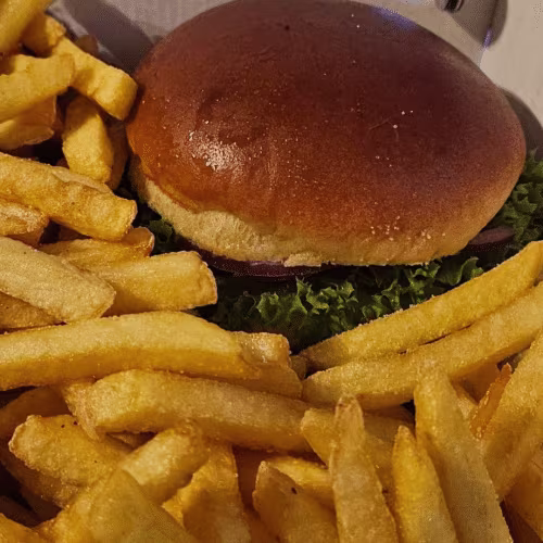 XXL Hotburger mit Pommes