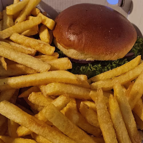 XXL Bacon Burger mit Pommes