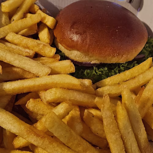XXL Cheeseburger mit pommes