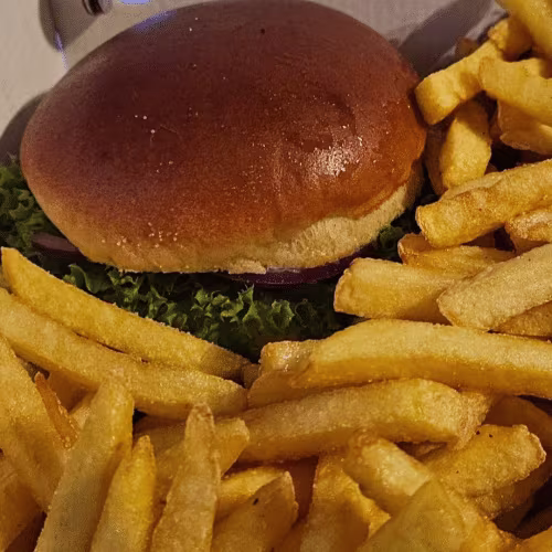 XXL Doublecheeseburger Mit Pommes