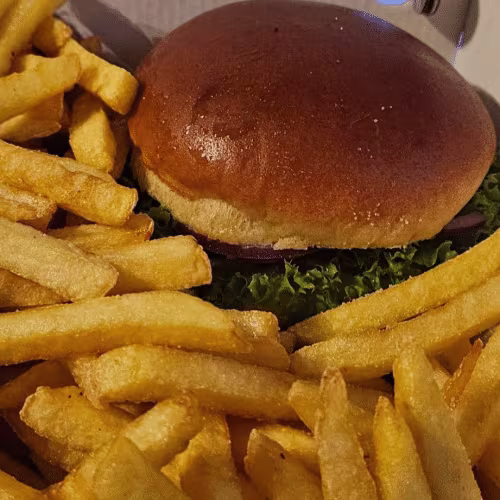 XXL Schnitzelburger mit Pommes