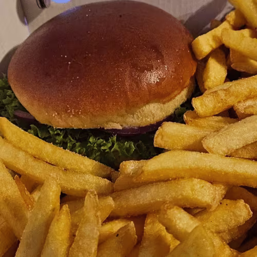 XXL Hamburger mit pommes