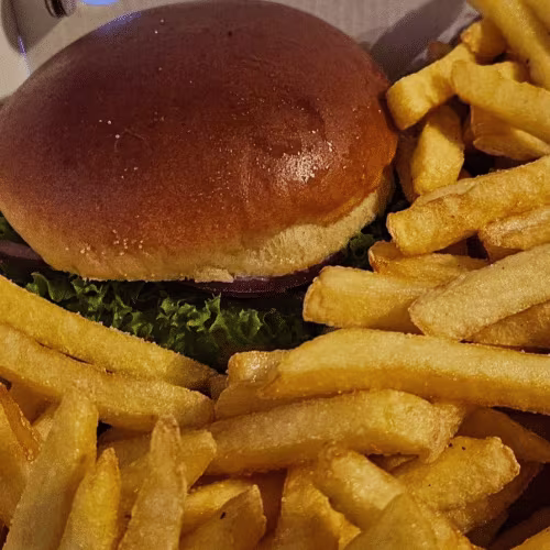 XXL Creamy Burger mit Pommes