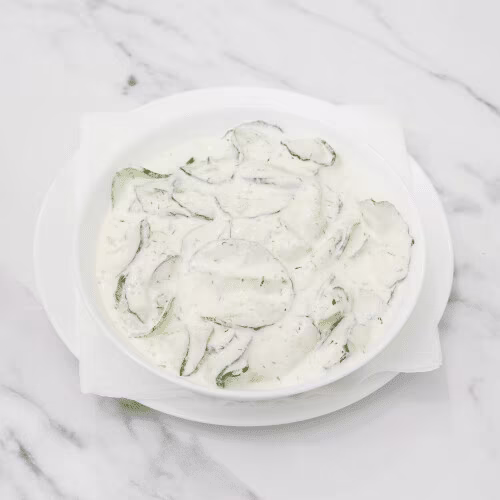 Hausgemachter Rahm-Gurkensalat