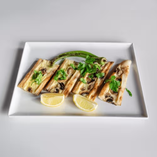 Salami-Champignon Pide
