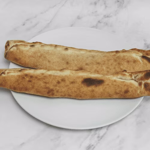 Gefülltes Pizzabrot mit Käse, Schinken und Ananas