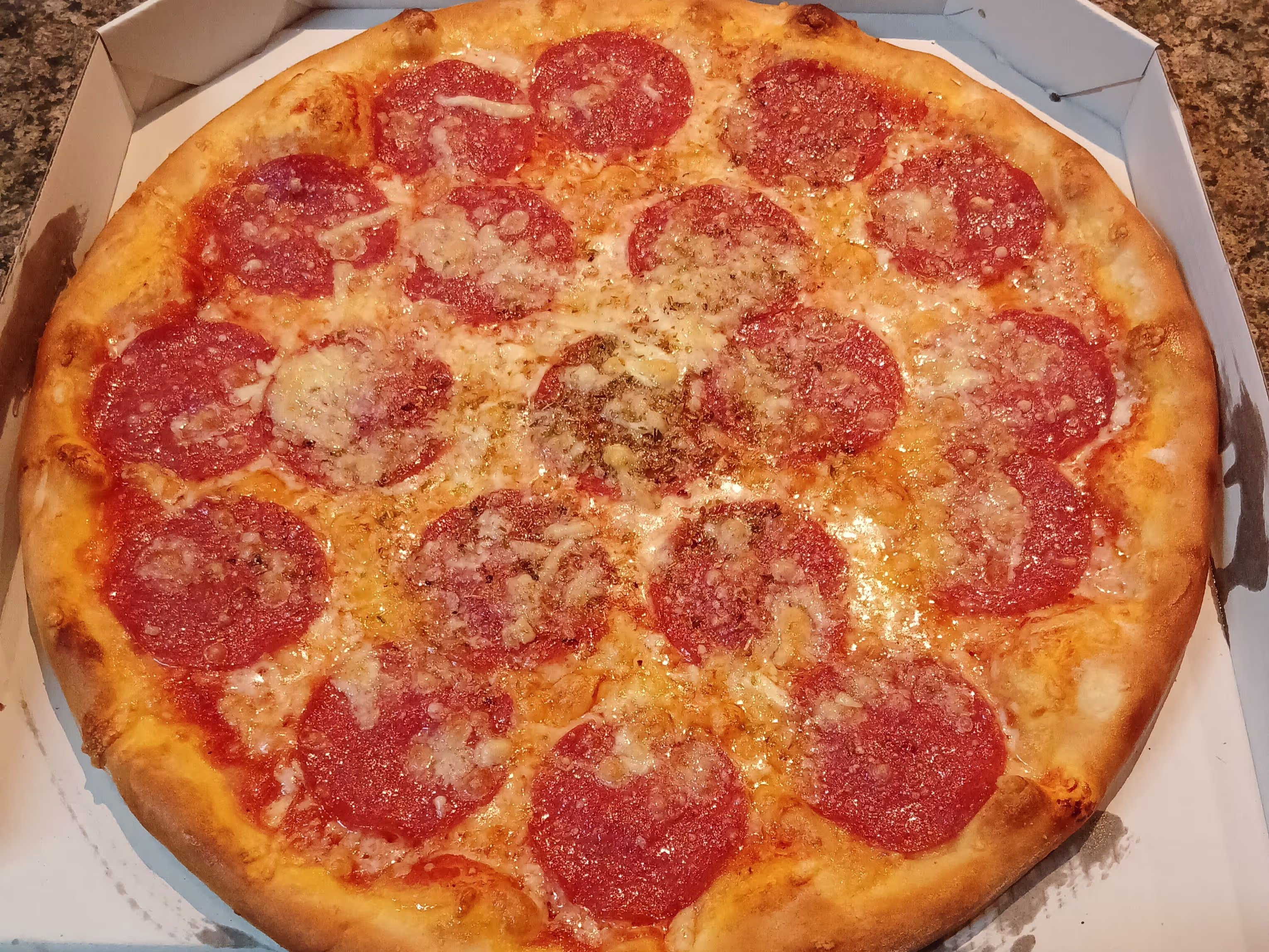 Familien-Pizza al Salami
