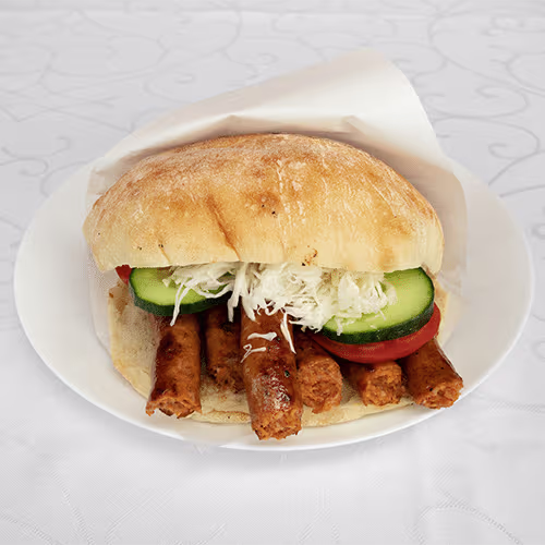 Hausgemachte Würstel im Brot